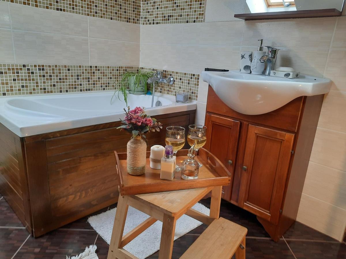 Vintage And Cozy Room, Free Parking, Shared House In The Small Quiet Village Alba Iulia Exteriör bild